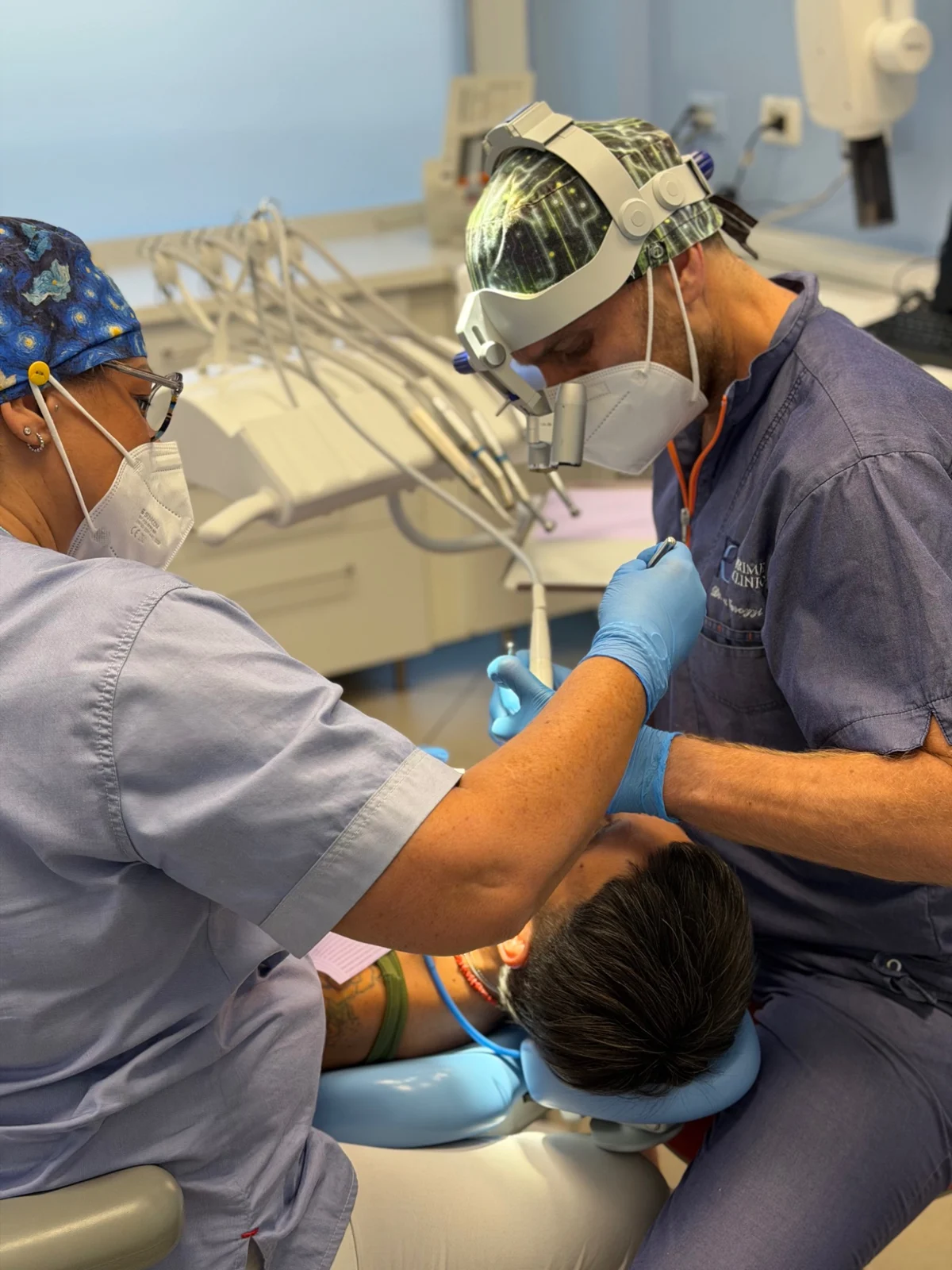 Professionista e assistente durante attività clinica nello studio Prime Clinic
