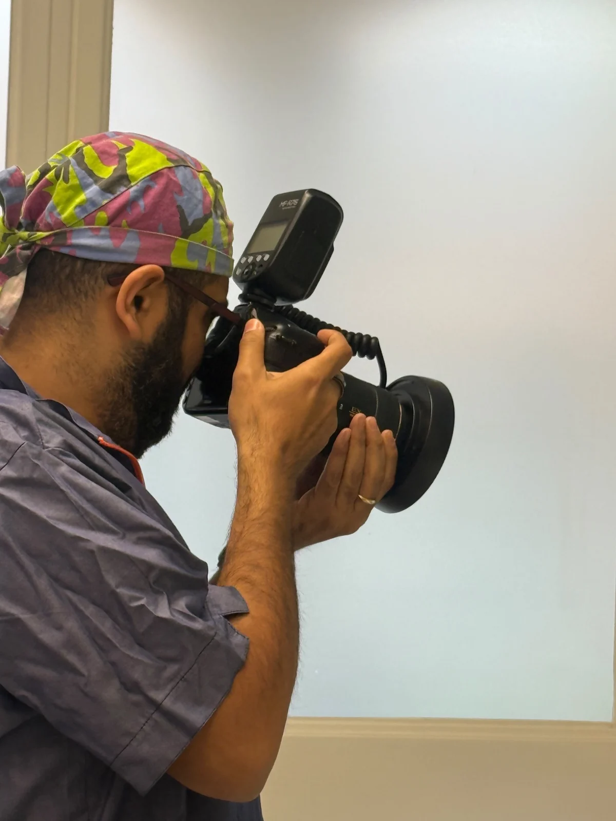 Professionista con una fotocamera nello studio Prime Clinic