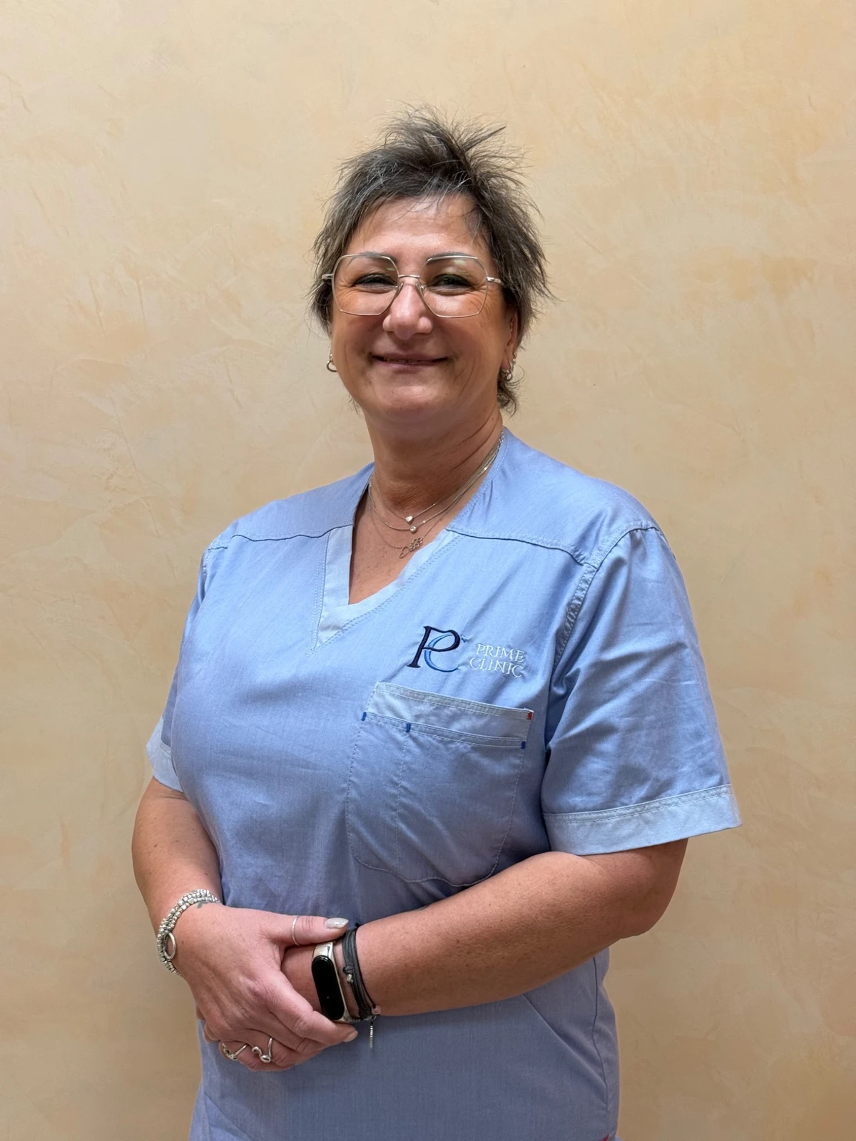 Ritratto di Elisabetta Fusi, assistente di studio odontoiatrico, in divisa Prime Clinic