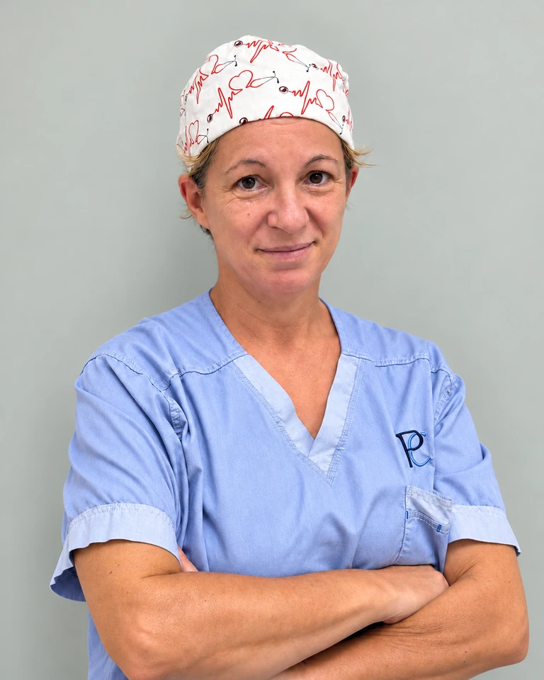 Ritratto di Maira Falconari, assistente di studio odontoiatrico di Prime Clinic, in divisa azzurra e cuffietta