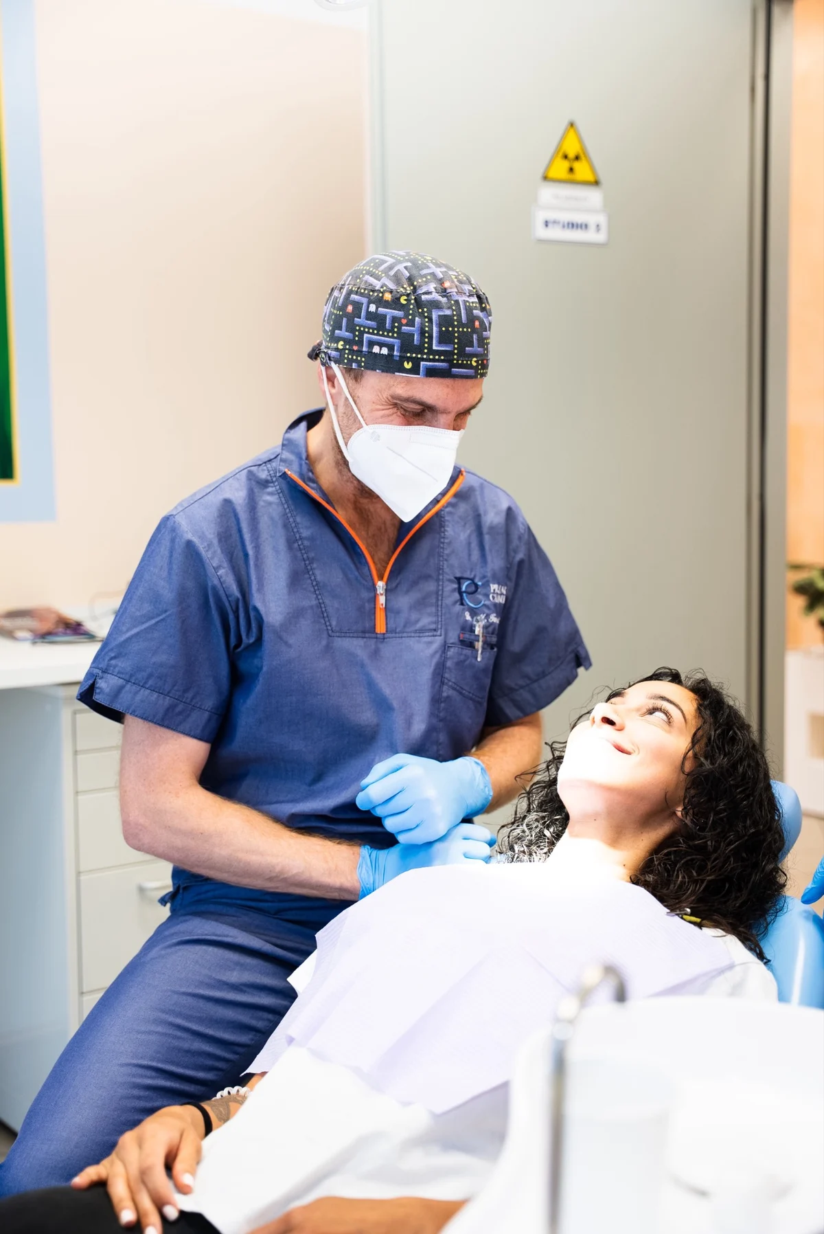 Un professionista accanto a una paziente durante una visita nello studio Prime Clinic